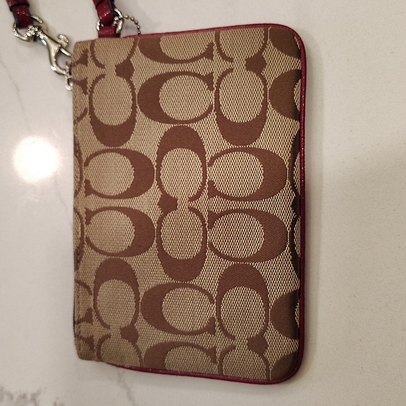 Coach Parker Signature Wristlet Tan And Crimson Red 6" x 4" Hang Tag - Picture 7 of 14